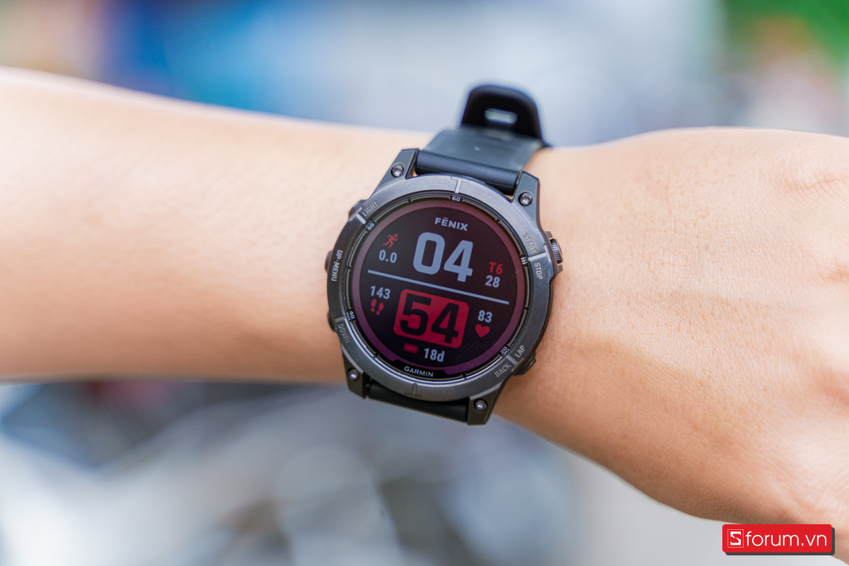 Garmin Fenix 7 Pro có thiết kế mạnh mẽ, năng động với viền bằng titan bền bỉ và cao cấp