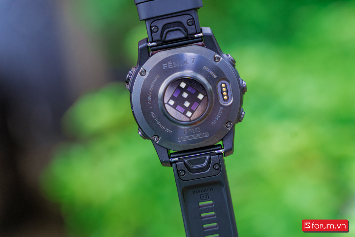 mặt sau của Garmin Fenix 7 Pro sẽ là nơi chứa đựng cụm cảm biến được che bởi nắp bằng titan 