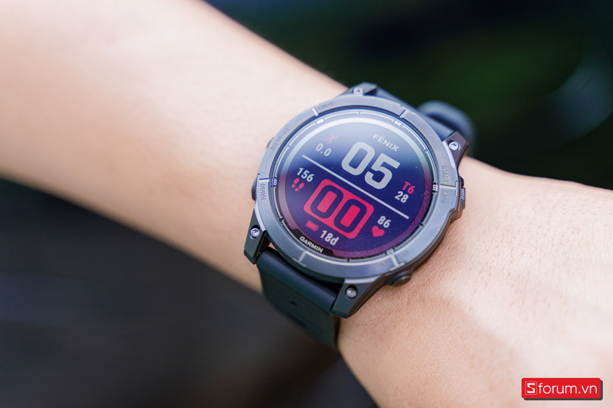 Garmin Fenix 7 Pro có kích thước mặt đồng hồ 47mm, màn hình 1.3 inch