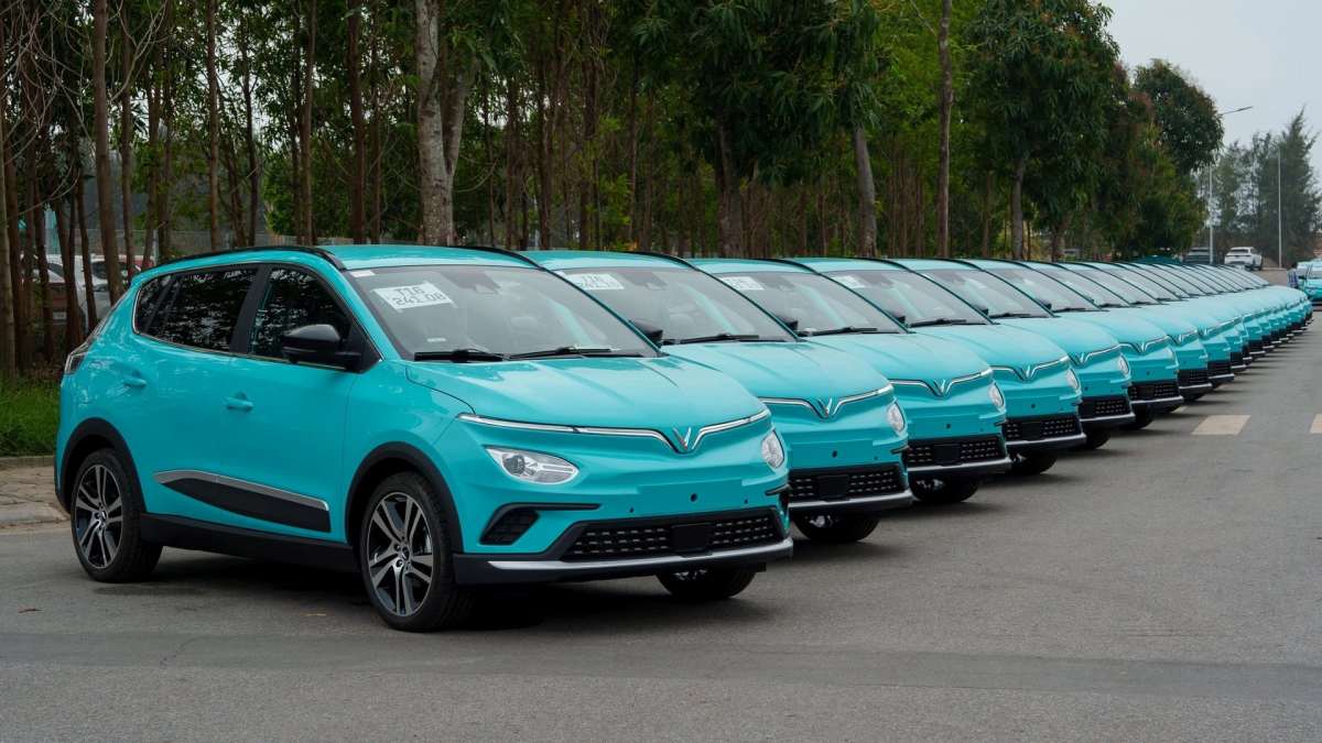 So sánh giá taxi điện VinFast với các hãng khác