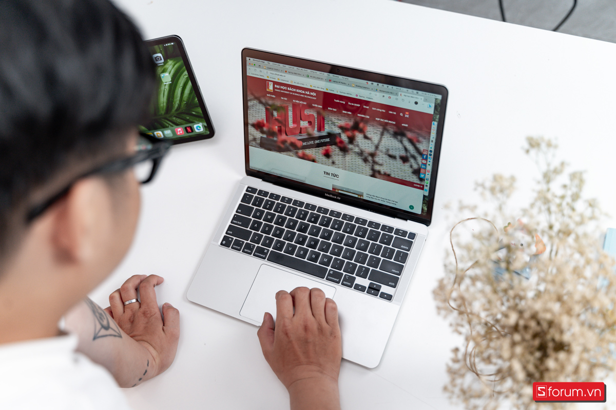 MacBook Air sở hữu kích thước mỏng nhẹ cùng thời lượng pin tốt