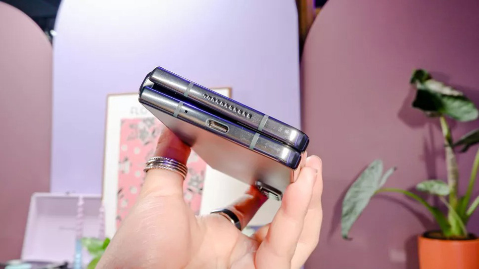 Galaxy Z Fold5 không có khe hở giữa hai màn hình khi gập lại