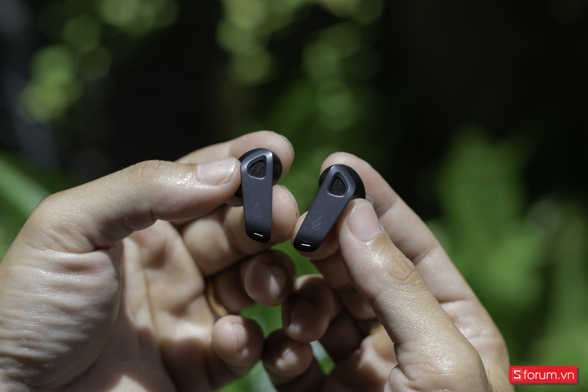 Cặp tai nghe Edifier Neobuds Pro 2 có housing nhám mờ sang trọng và cá tính