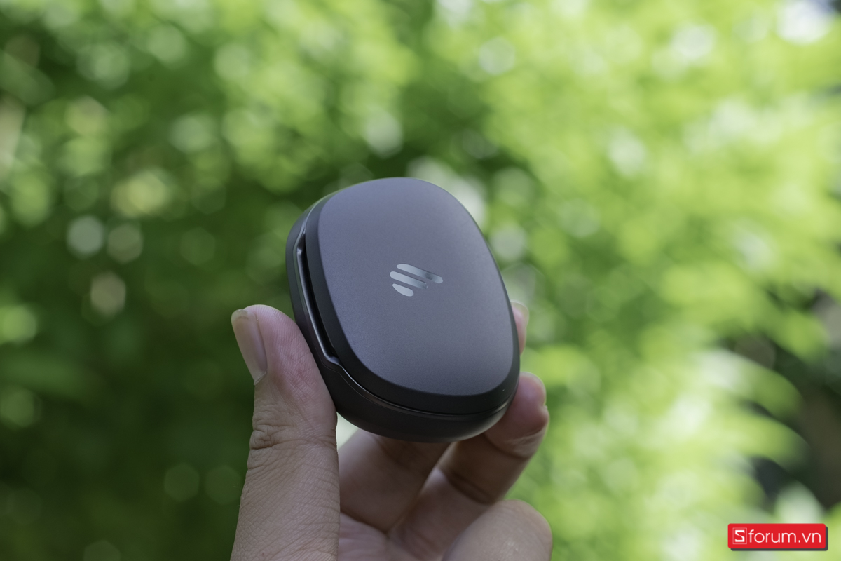 Tính luôn case đựng thì Edifier Neobuds Pro 2 có thiết kế tinh gọn, dễ cầm nắm và không bám vân tay