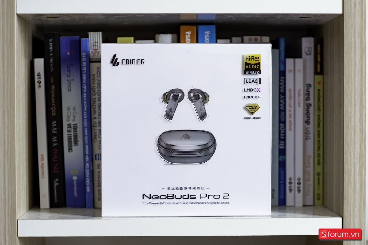 Edifier Nebuds Pro 2 có thiết kế hộp đựng sang trọng và hiện đại