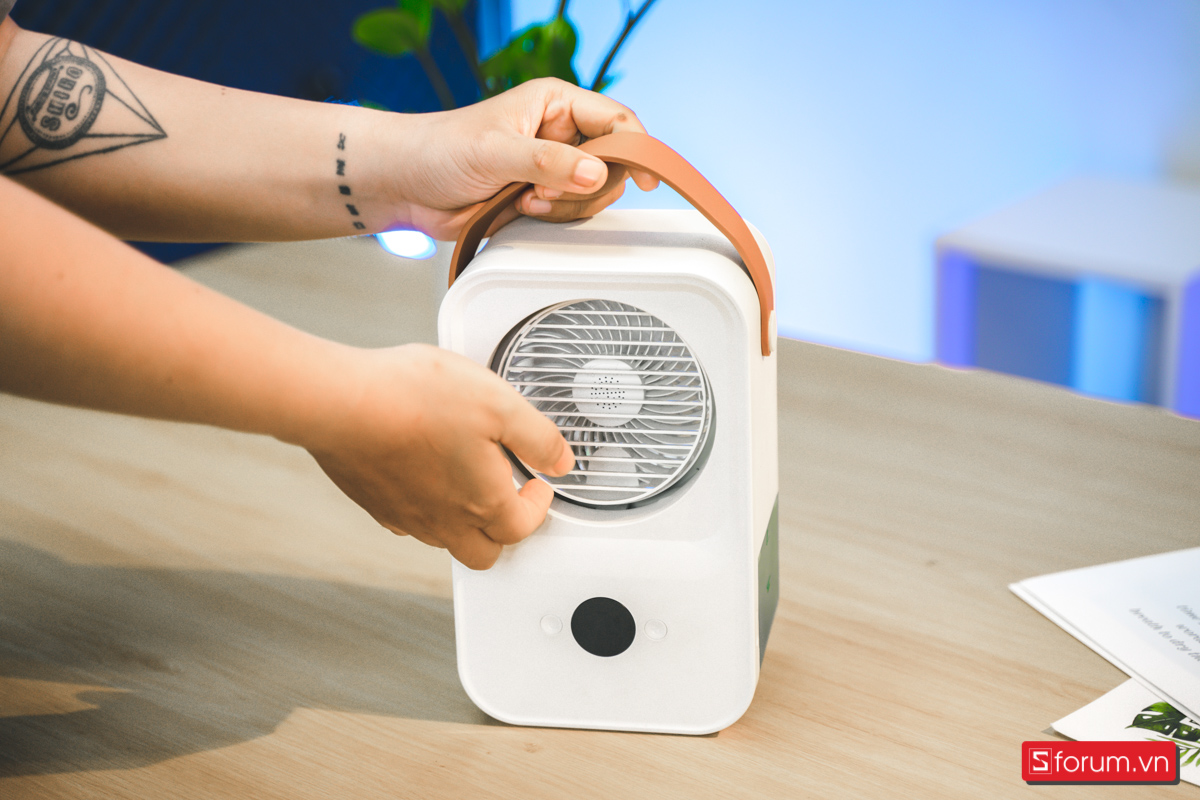 Với động cơ “ chạy bằng cơm” thì quạt điều hòa hơi nước mini F70 có thể xoay lên và xuống tùy vào góc độ người sử dụng.