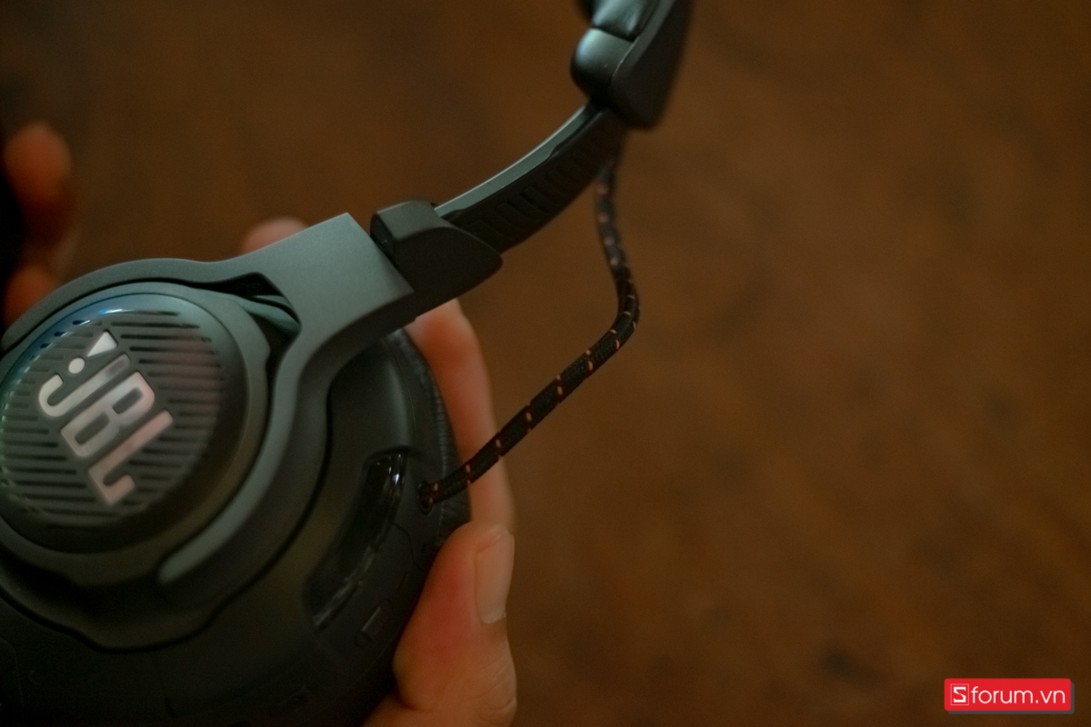 Bên ngoài tai nghe JBL Quantum One còn lộ hẳn dây ra trông khá độc đáo và cá tính