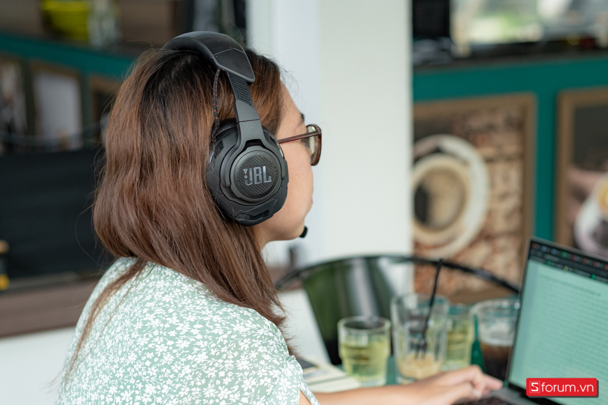 Chất lượng chống ồn ANC trên JBL Quantum One rất tốt, gần như tách biệt môi trường xung quanh