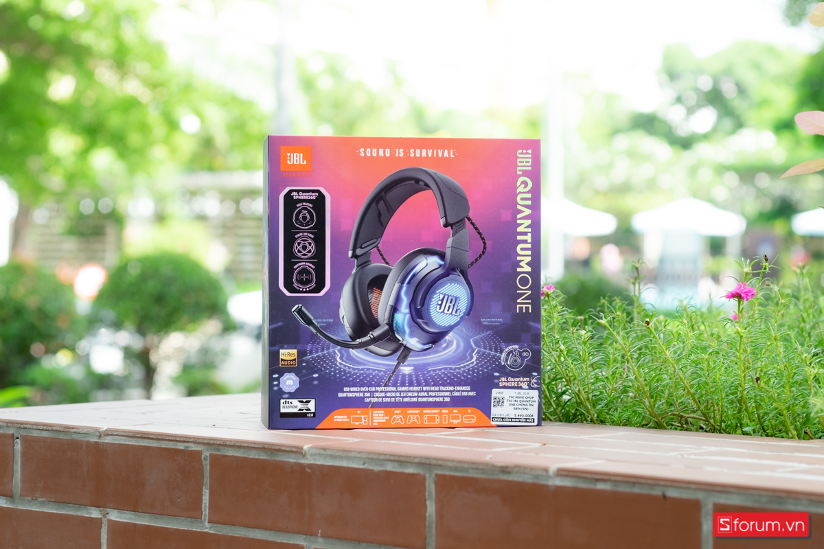 JBL Quantum One có hộp đựng rất đẹp, hút mắt và hiện đại
