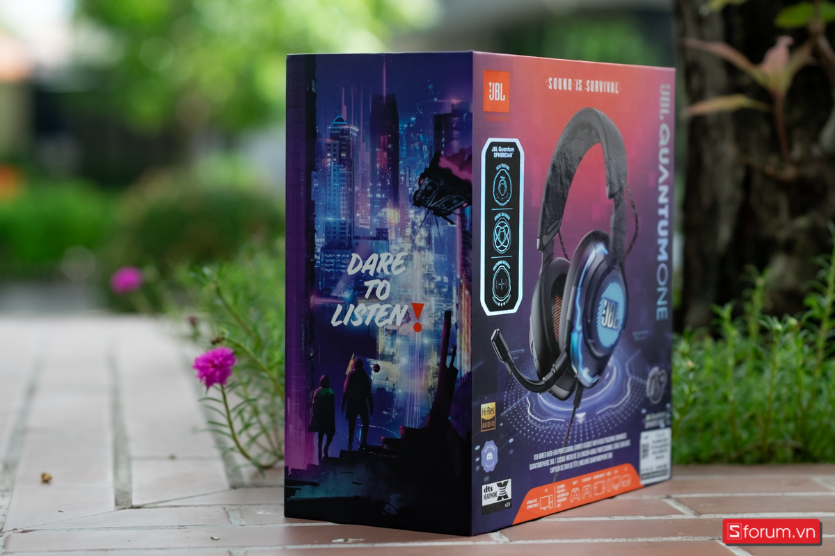 Hộp đựng của JBL Quantum One được phối theo tone màu chủ đạo của JBL 