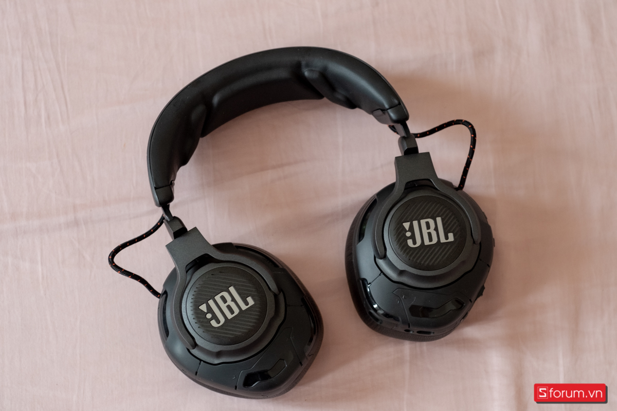 JBL Quantum One có kiểu dáng hầm hố, ngầu và mạnh mẽ