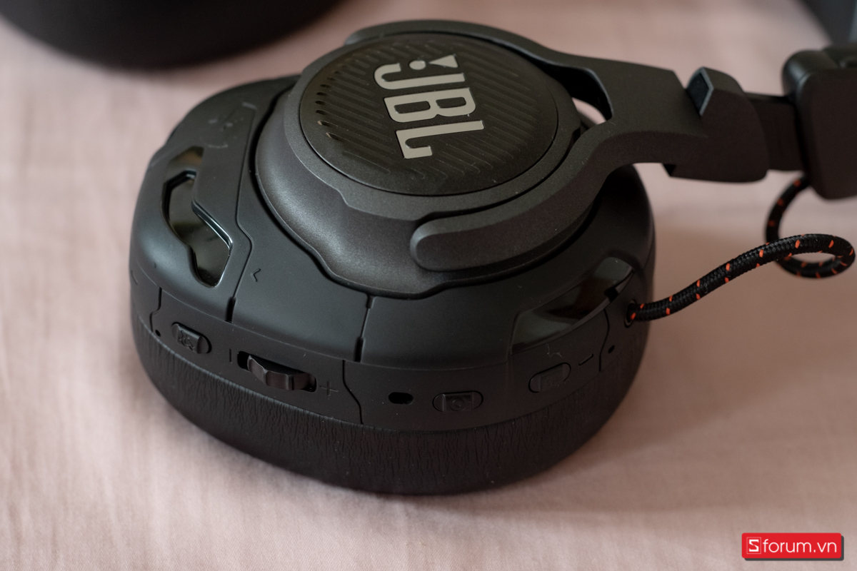 phần củ tai (ear-cup) JBL Quantum One được tạo hình nổi khối với các chi tiết, họa tiết rất cá tính, mạnh mẽ.
