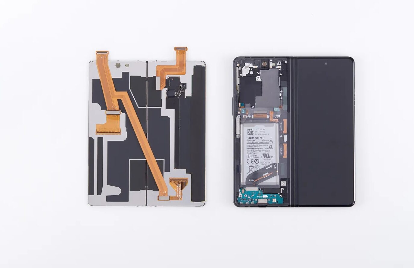 Họ quyết định sử dụng một lớp epoxy dẻo dính chặt vào điện thoại và dải cáp