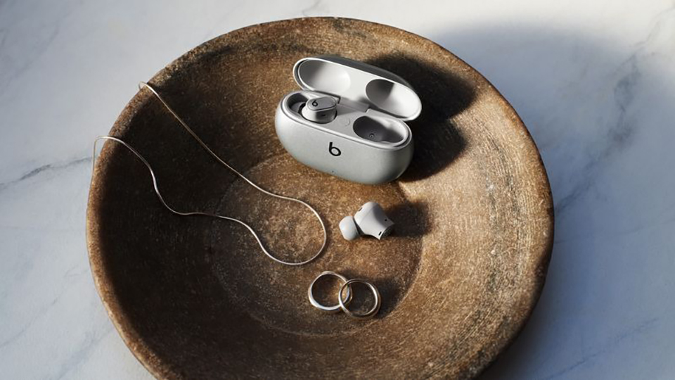 Beats Studio Buds+ có thiết kế khá ấn tượng