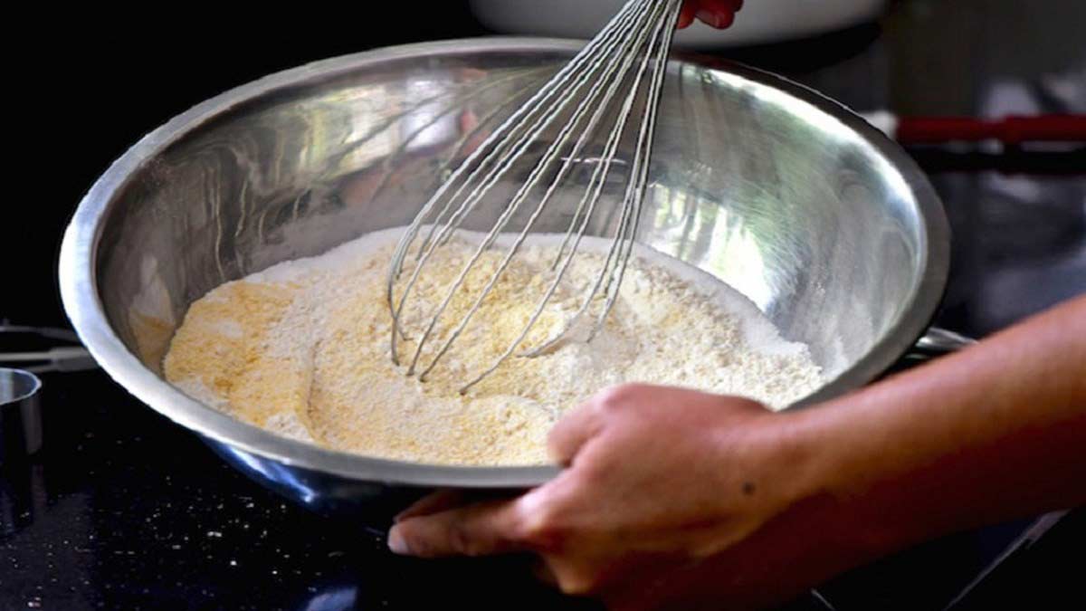 Cách làm bánh bông lan bằng nồi cơm điện đơn giản bước 2