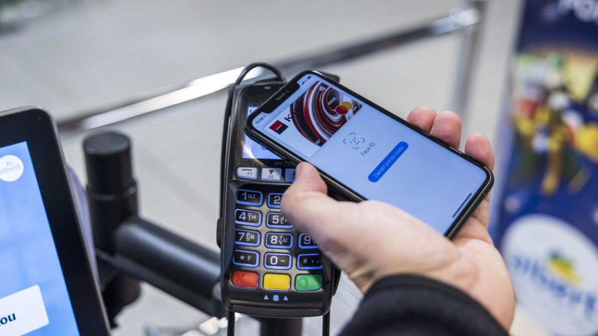 Liên hệ với ngân hàng để tạm khóa/xóa thẻ trên Ví Apple 