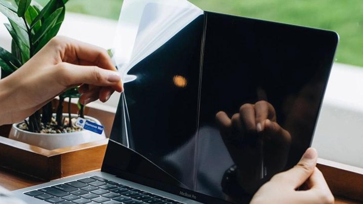 Giải đáp thắc mắc: Có nên dán màn hình laptop hay không?