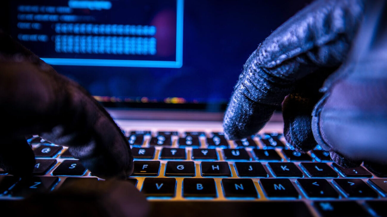 Khi thông tin cá nhân bị tiết lộ, hacker có thể lợi dụng nó để thực hiện các cuộc tấn công trực tuyến