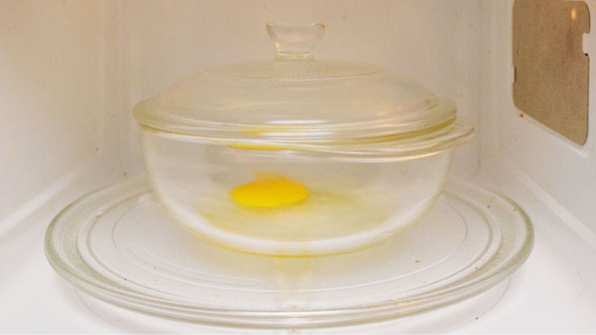 Cách luộc trứng bằng lò vi sóng đập bỏ vỏ trứng