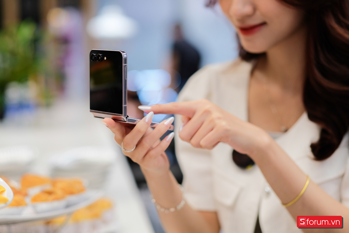 Bureau Veritas đã công bố rằng Galaxy Z Flip 5 và Galaxy Z Fold 5 có thể chịu được tới 200,000 lần gập mở