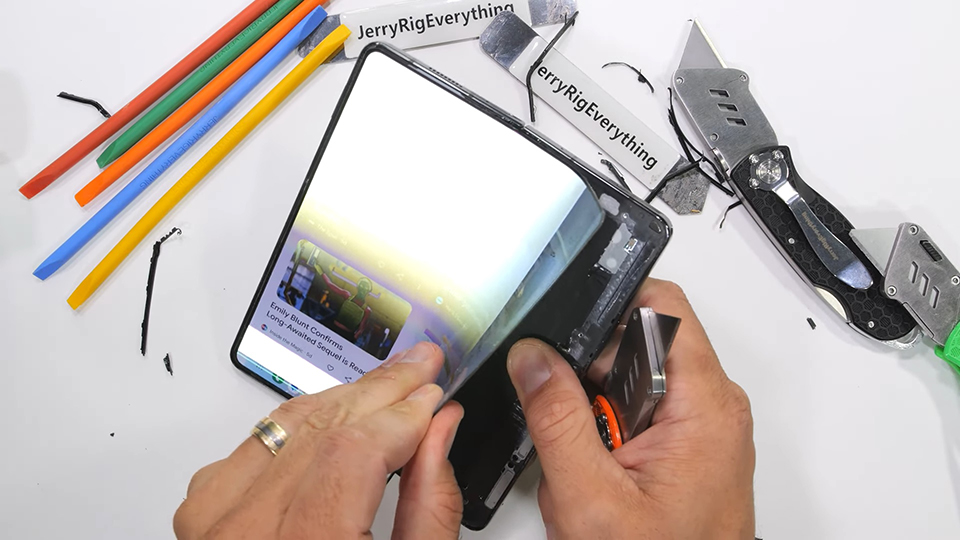 Mổ bụng Galaxy Z Fold5