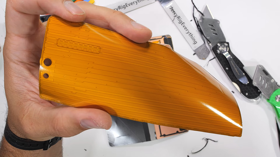 Lớp phân tán chống sốc mới nằm bên dưới màn hình gập của Z Fold5