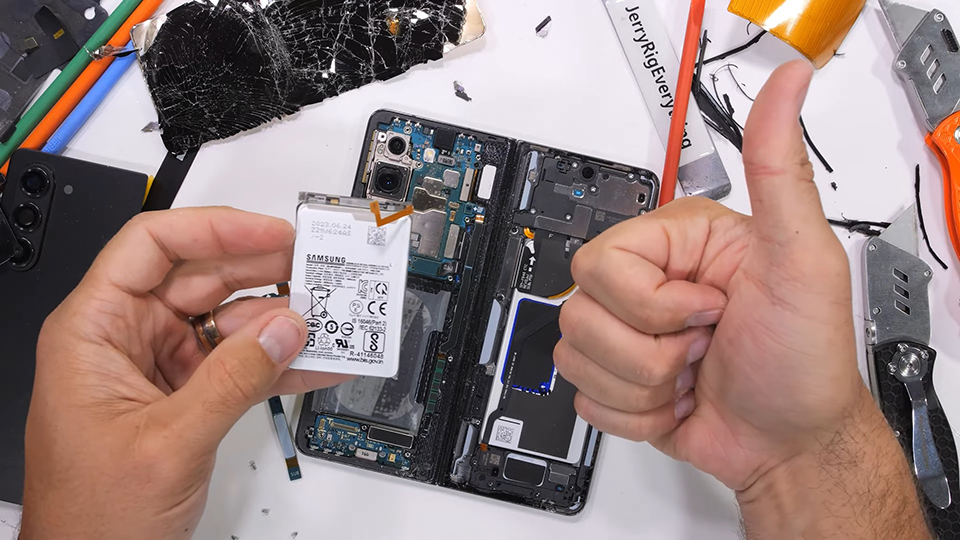 Galaxy Z Fold5 sử dụng pin tab kéo