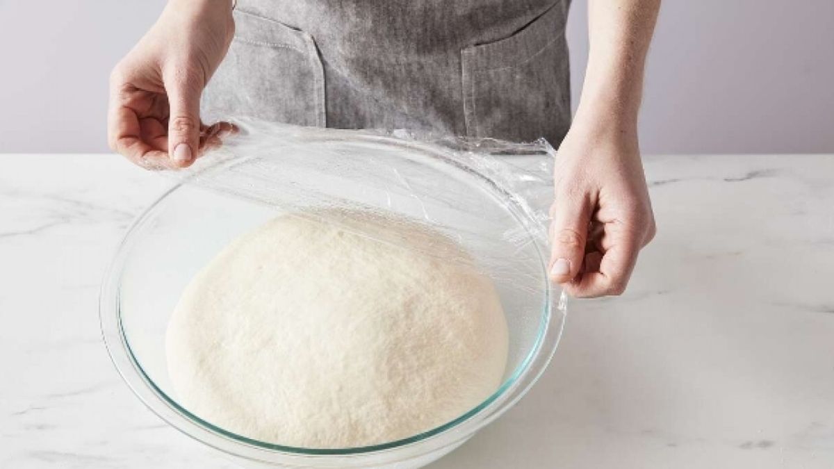 Cách nướng bánh mì bằng lò vi sóng giòn ngon - ủ bột bánh mì