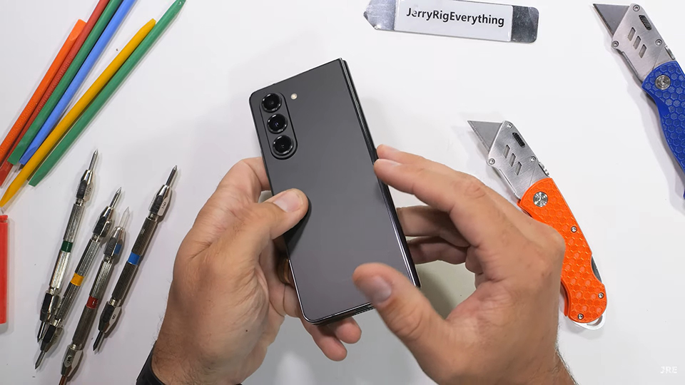 Galaxy Z Fold5 có thiết kế không thay đổi nhiều so với thế hệ trước