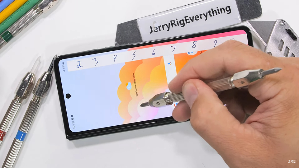 Màn hình ngoài của Z Fold5 có độ bền giống như các smartphone khác trên thị trường