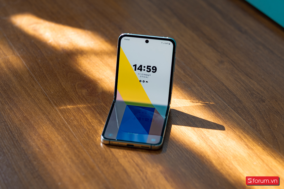 Samsung Galaxy Z Flip5 có thiết kế vô cùng gọn gàng