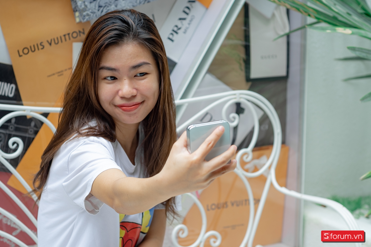 màn hình phụ bên ngoài này còn tác dụng hỗ trợ chụp selfie khá linh hoạt