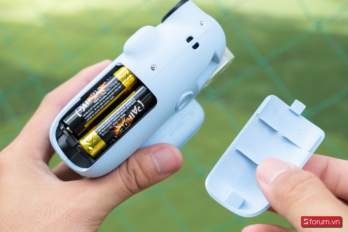 Máy ảnh chụp lấy ngay Fujifilm Instax Mini 12 sử dụng pin