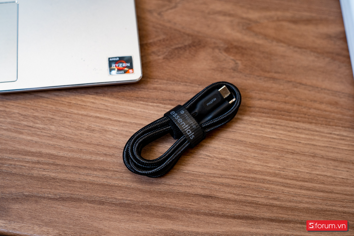 Cáp Mophie Essentials 1M này có độ cứng vừa phải, không gây bị thô đồng thời cũng không quá mềm, giúp dễ chống rối dây và bị uốn gập.