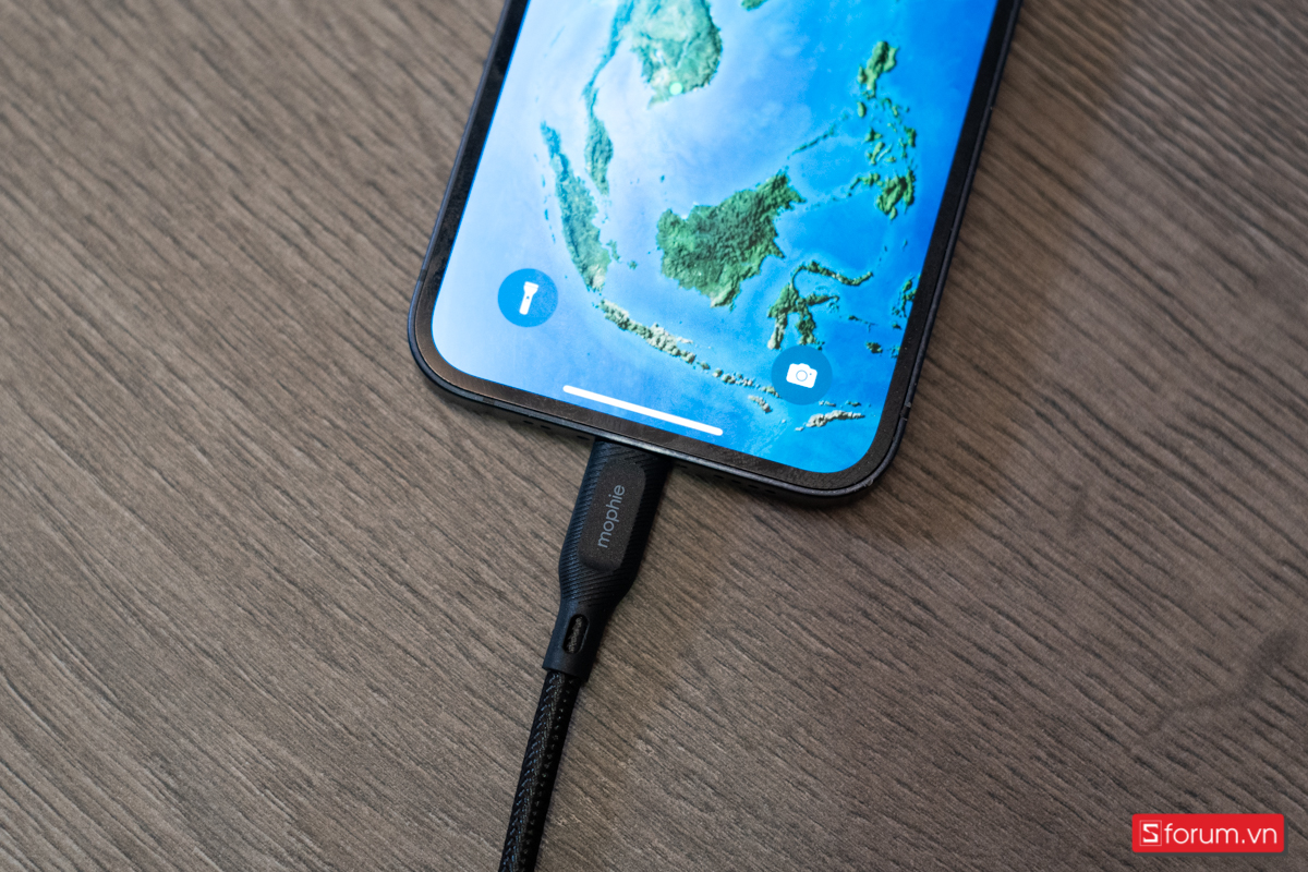 đầu Lightning của cáp Mophie Essentials cũng đạt chứng nhận MFI