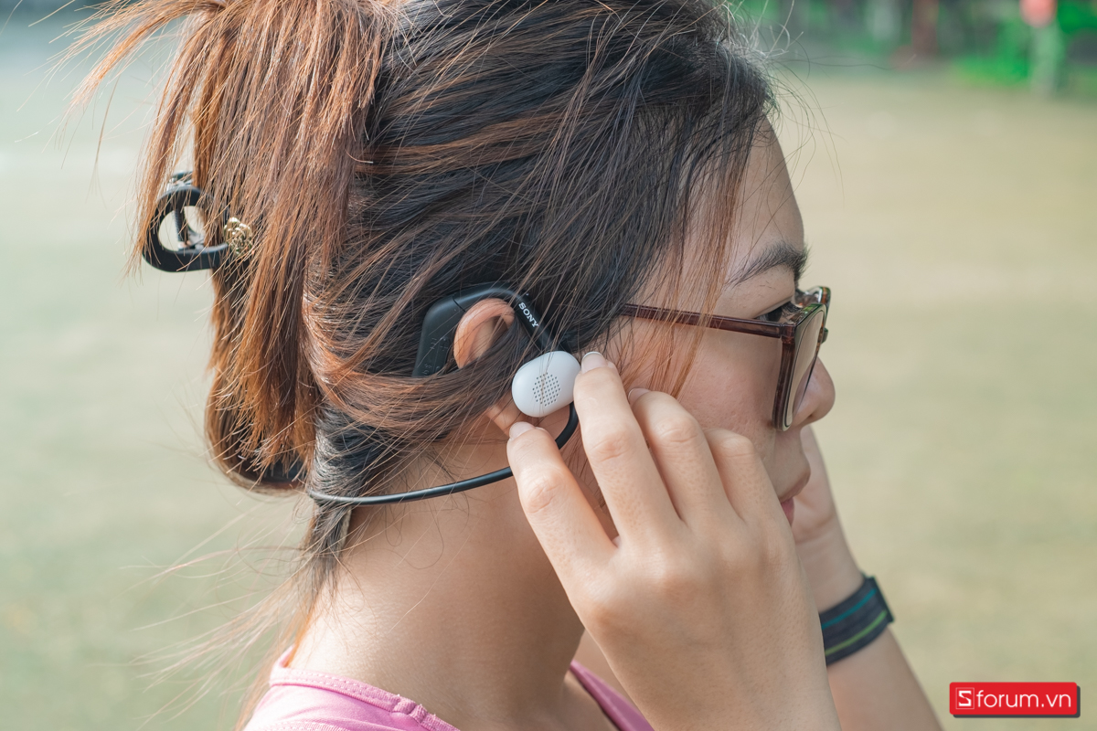 Phần cọng quanh vành tai của Sony Float Run WI-OE610 bằng cao su, ở phần bên phải sẽ chứa các công tác gồm mở nguồn/kết nối bluetooth, tăng chỉnh âm lượng