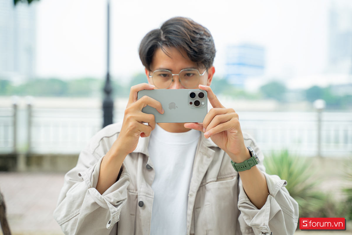 May mắn mình mượn được chiếc iPhone 15 Pro Max