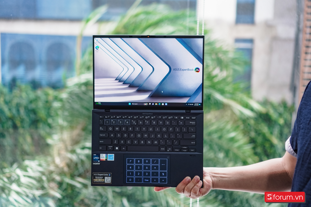 ASUS ExpertBook B9 OLED chỉ nặng 990 gram
