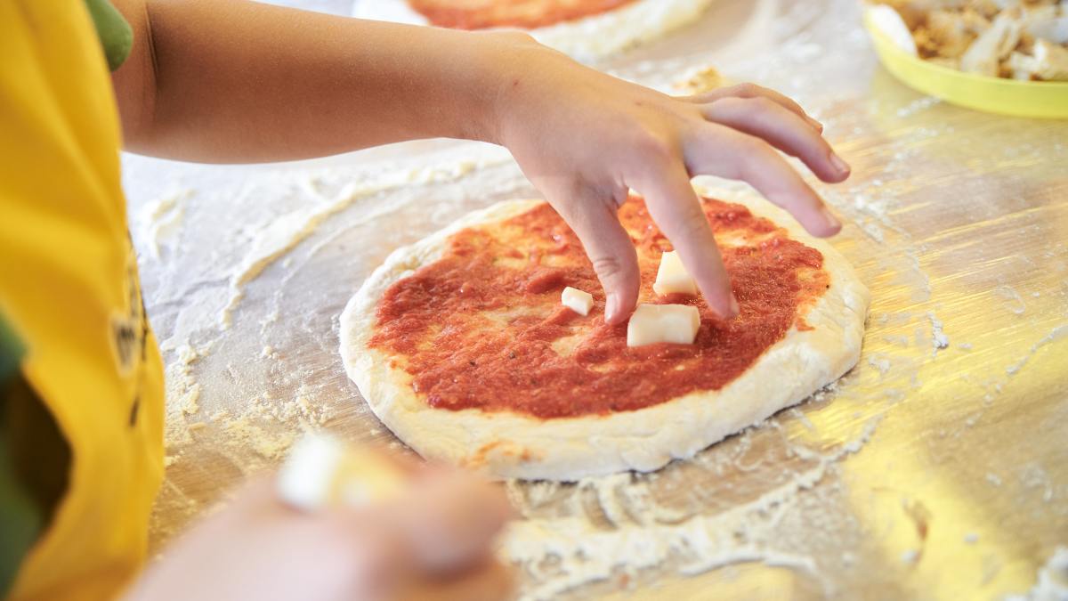 Hướng dẫn cách làm bánh pizza tại nhà bước 4