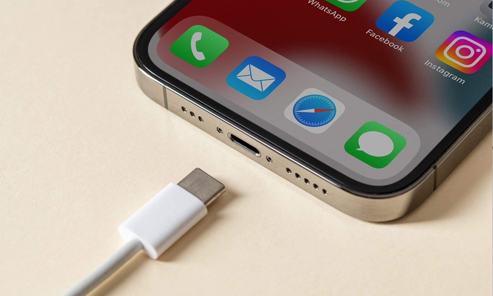 Apple đã chuyển sang sử dụng cổng USB-C, một tiêu chuẩn mà hầu hết các thiết bị Android đã sử dụng trong suốt thập kỷ qua