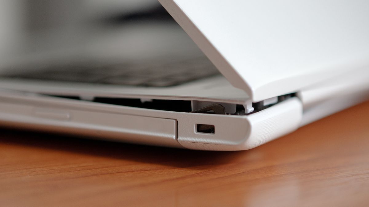 Gãy bản lề laptop và những hậu quả khi không khắc phục kịp thời!