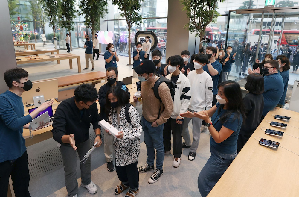 Thay vì nhận được 4 chiếc điện thoại iPhone 15 Pro Max như đã đặt hàng, anh đã nhận được không nhiều hơn 60 chiếc iPhone 15 Pro Max