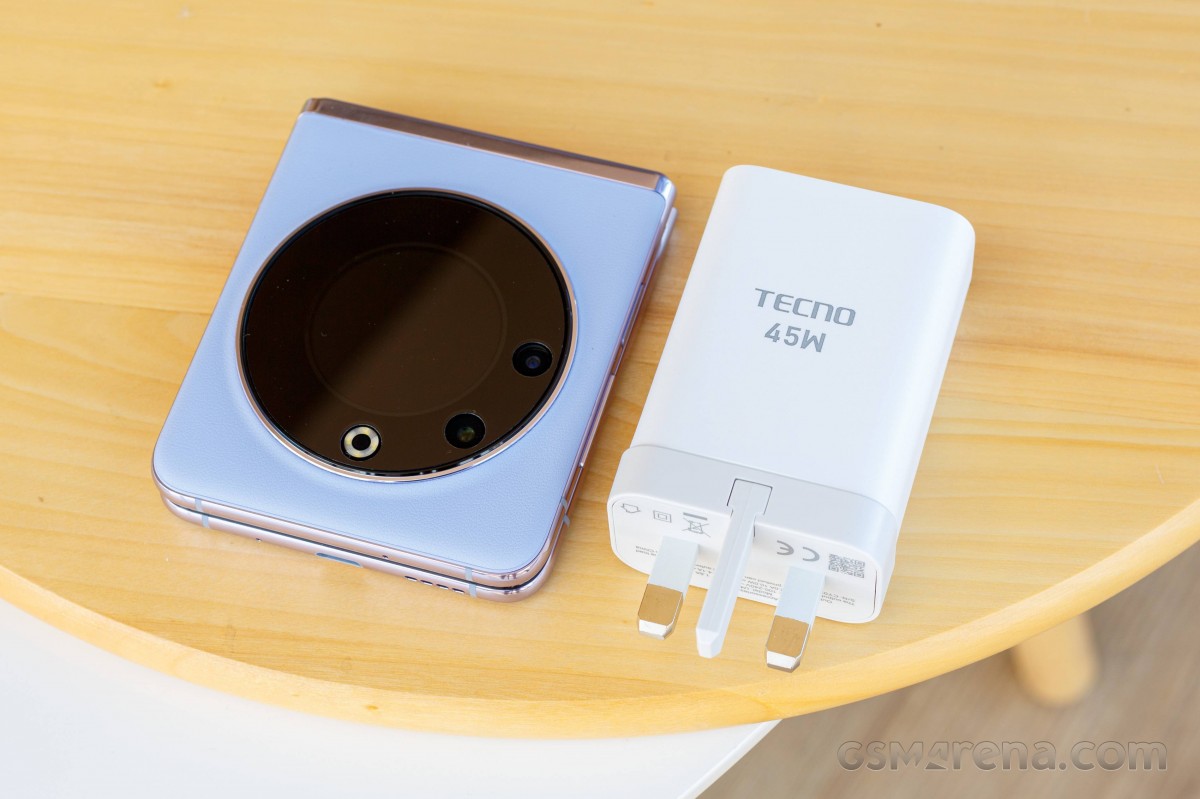 Khi gập Tecno Phantom V Flip có kích thước là 88.8 x 74.1 x 15 mm, còn khi ở dạng smartphone thì kích thước là 171.7 x 74.1 x 7 mm.