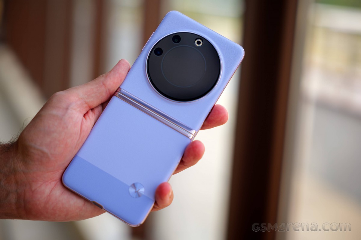 Tecno Phantom V Flip sở hữu màn hình phụ cùng với cụm camera hãng gọi là Planet Cover Screen,