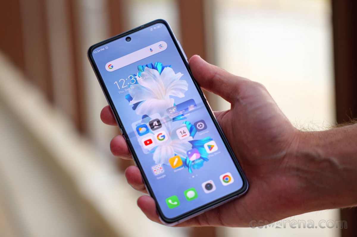 Tecno Phantom V Flip được trang con chip Mediatek Dimensity 8050 với tiến trình 6nm và 8GB RAM cùng bộ nhớ 256GB