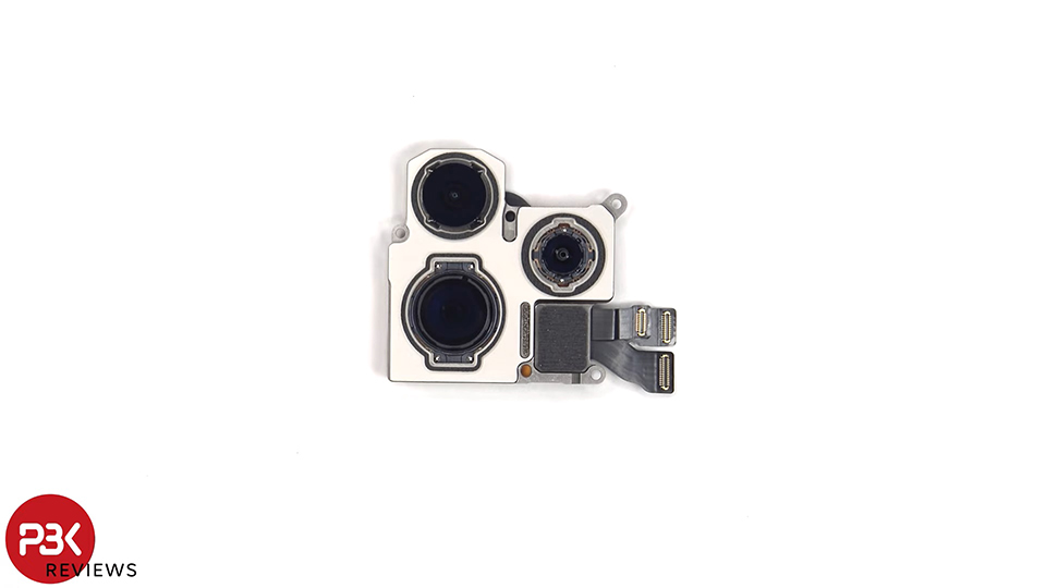 Hệ thống 3 camera sau của iPhone 15 Pro được đặt gọn trong một khung