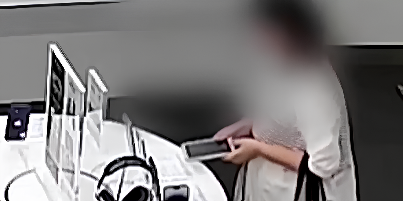 Theo đoạn video, người phụ nữ trên đã tiến lại gần quầy trưng bày các sản phẩm điện thoại thông minh và sau khi thăm dò một chút