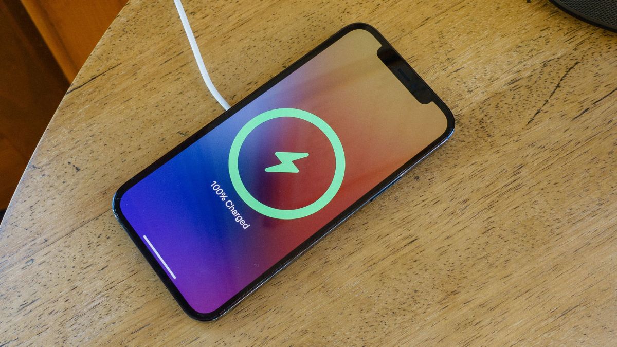 Một vài lưu ý bạn cần biết khi sạc pin iPhone qua đêm