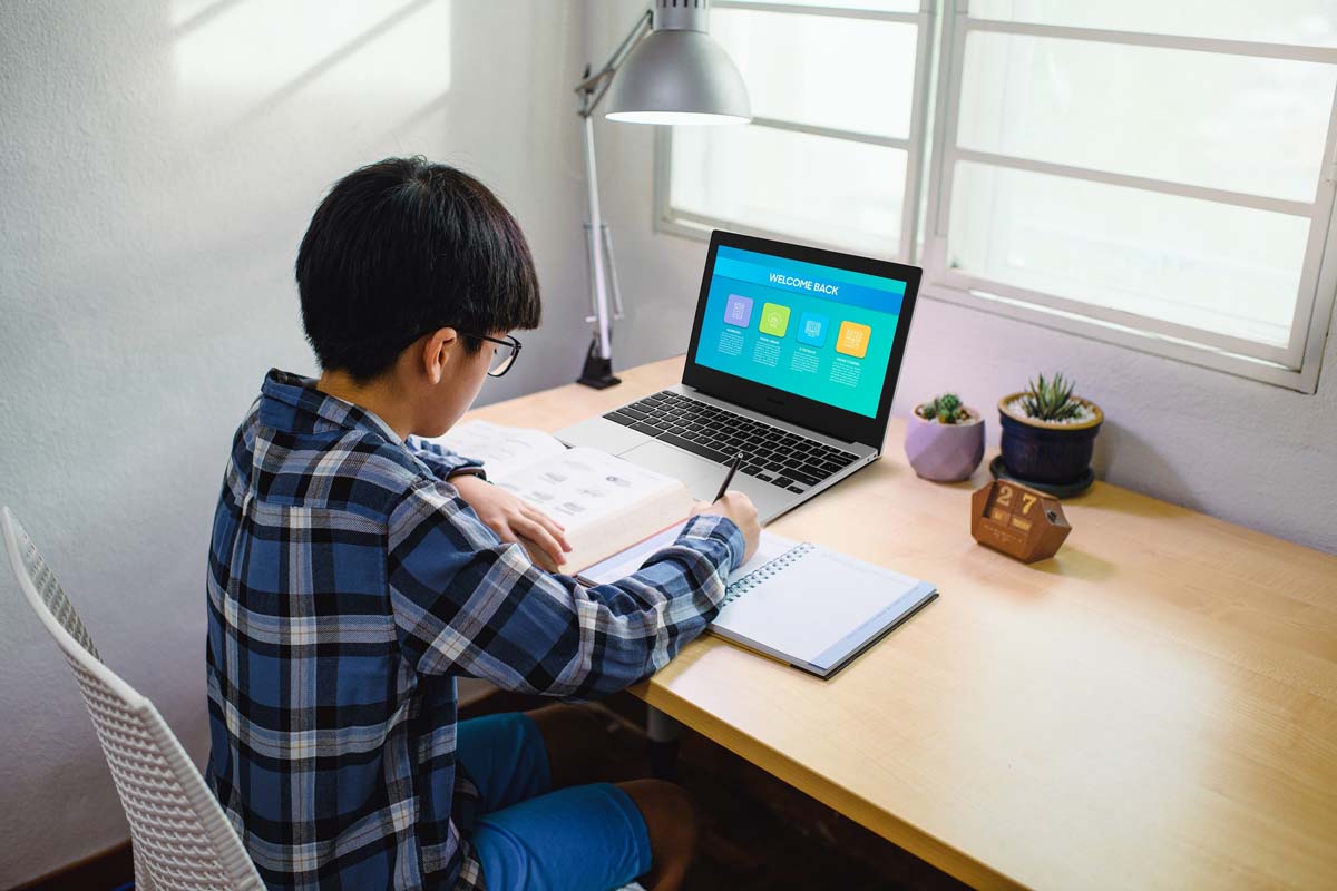 Với nhiều công cụ tiện ích và được tối ưu cho giáo dục trực tuyến, Galaxy Chromebook trở thành người bạn sẵn sàng đồng hành lý tưởng của các em học sinh mọi nơi, mọi lúc
