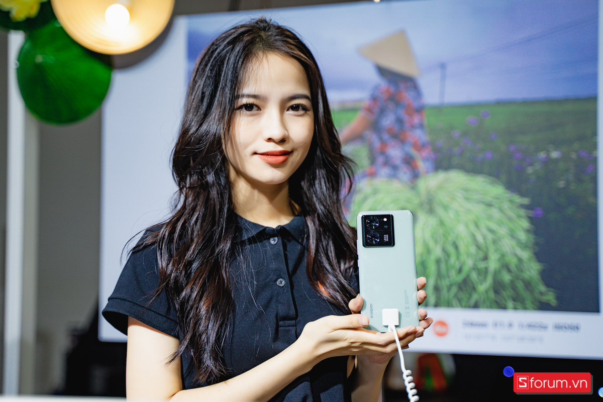 Xiaomi 13T trên tay người mẫu tại sự kiện